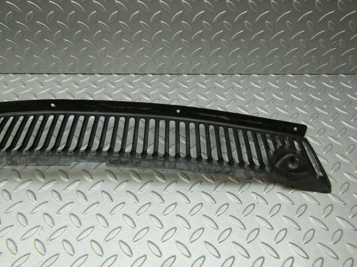 3344 Mercedes-Benz W115 220D External Air Ventilation Grille