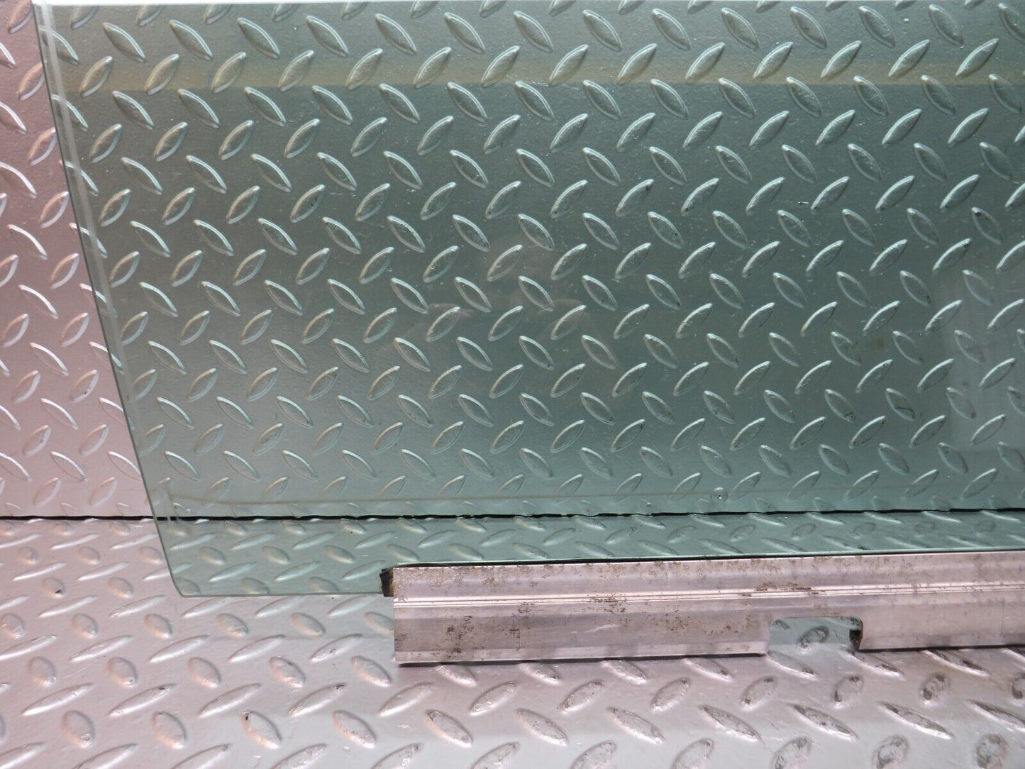 27676 Mercedes-Benz S124 300TE Wagon Front Right Door Window Glass