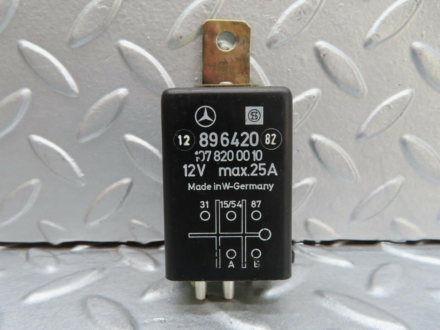 16122 Mercedes-Benz W123 280E Rear Heated Windscreen Relay 1078200010