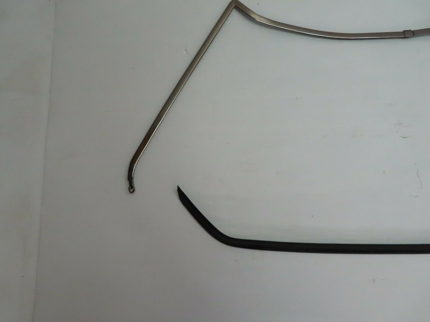 5537 Mercedes-Benz W124 230E Rear Windscreen Chrome Frame