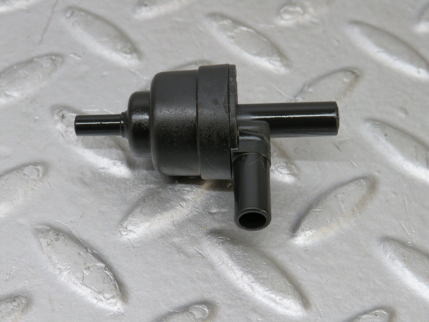 36911 Mercedes-Benz C126 420SEC Coupe Engine Crankcase Vent Valve 1074700893