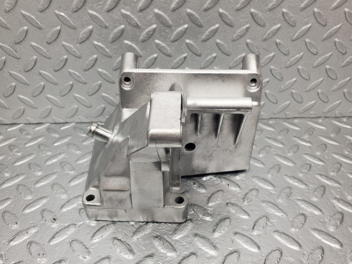 46162 Mercedes-Benz W124 280E Power Steering Pump Bracket 1031310935