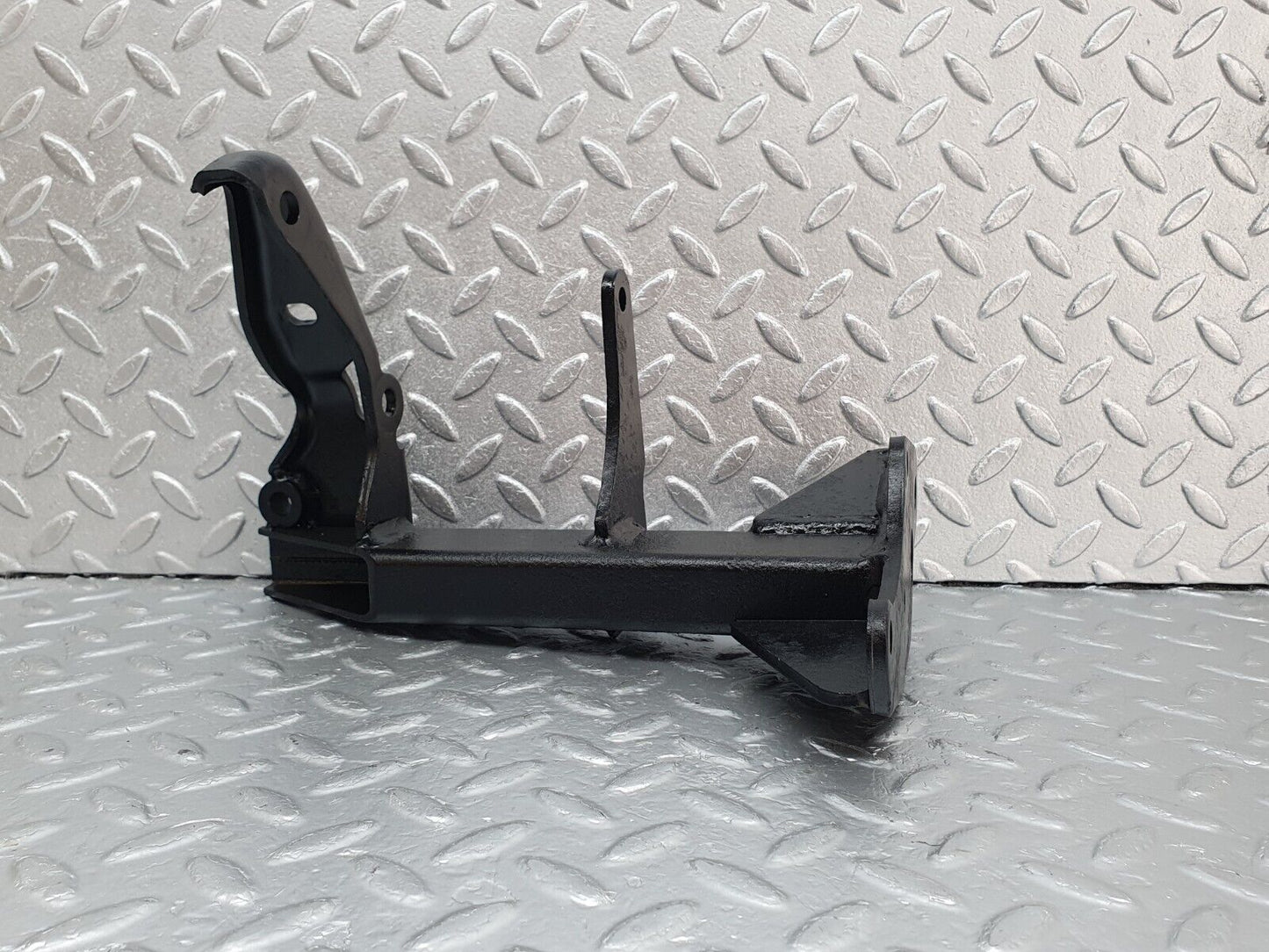 43723 Mercedes-Benz C126 380SEC Coupe Air Condition Compressor Mount Bracket
