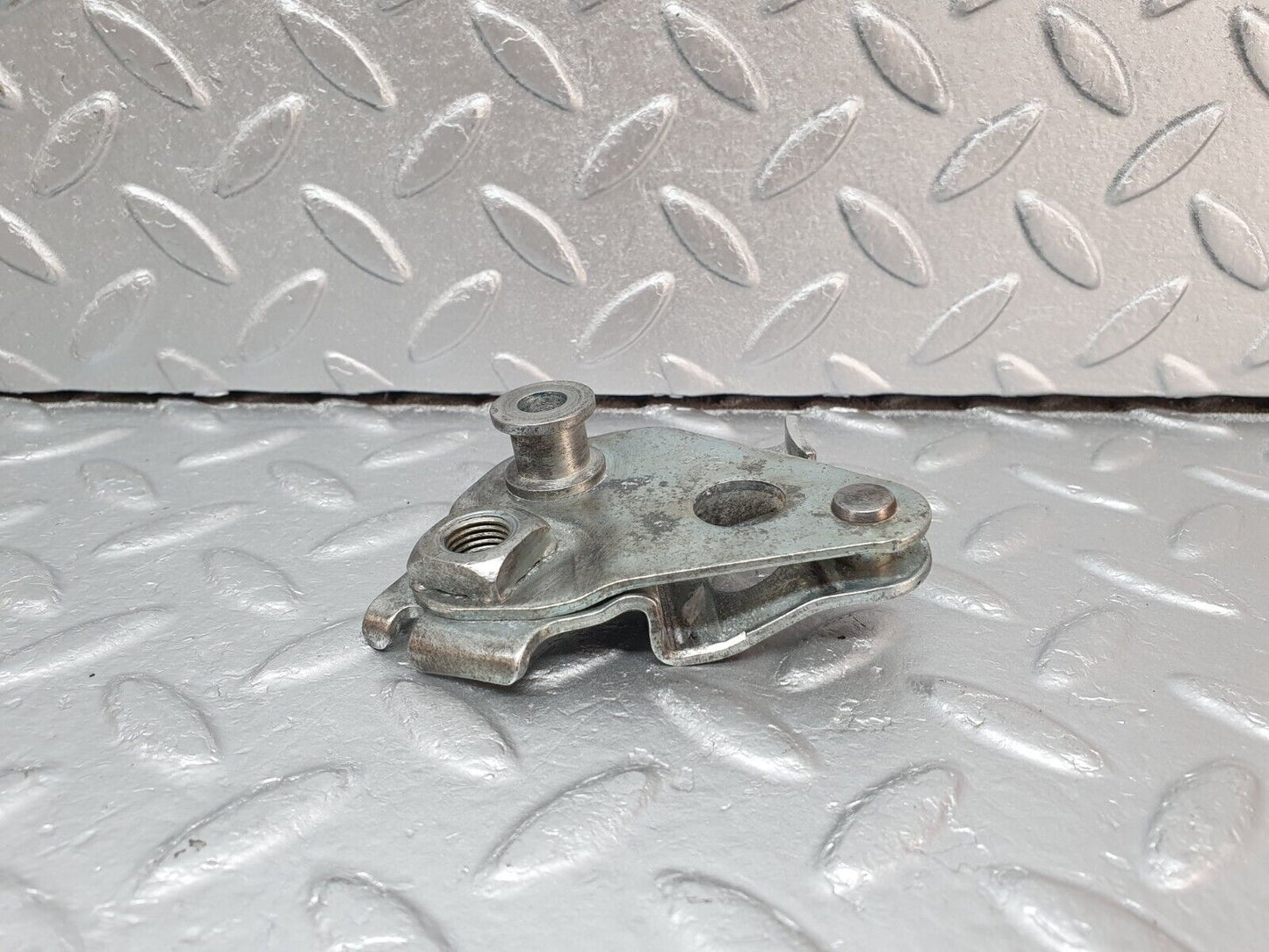 40796 Mercedes-Benz W123 300D Front Right Seat Belt Bracket