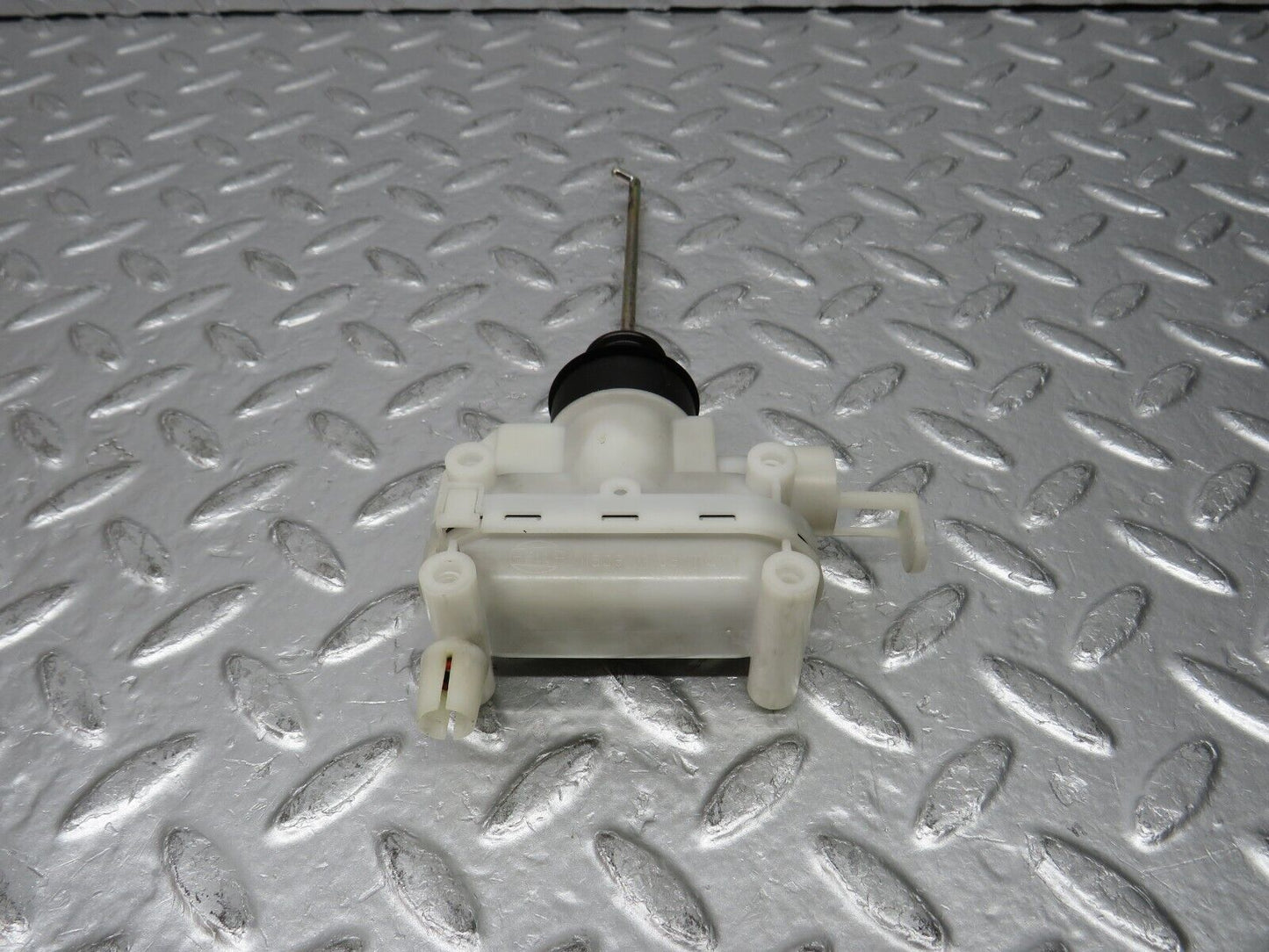 31399 Mercedes-Benz S124 220TE Wagon Trunk Lock Vacuum Actuator Hella