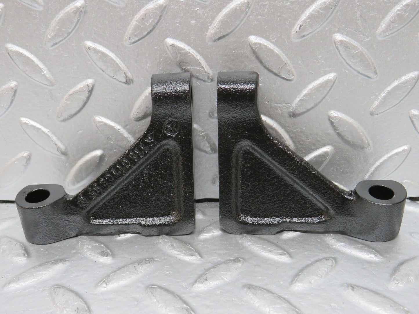 32757 Mercedes-Benz C107 R107 350 V8 Engine Mount Bracket Pair 1160110895 1160110995