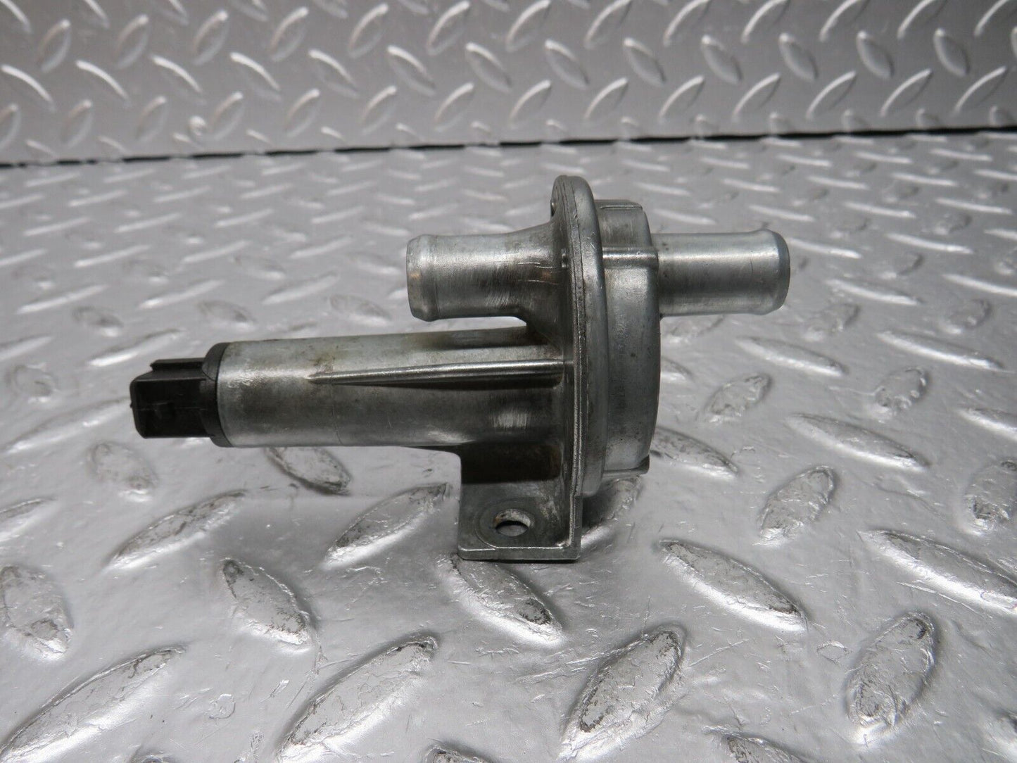 30749 Mercedes-Benz W201 190E Auxiliary Air Valve Bosch 0280140161