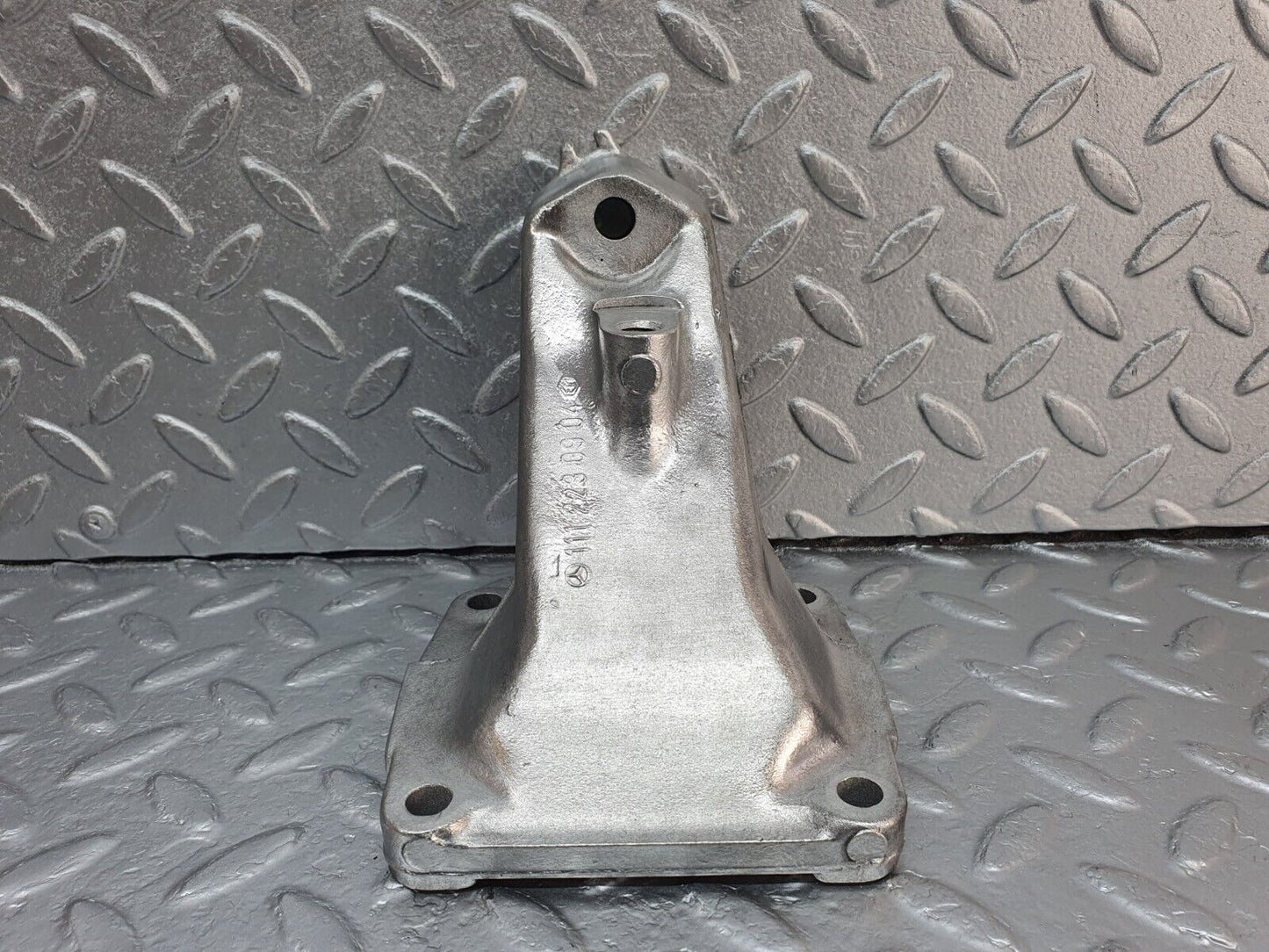 41889 Mercedes-Benz W202 C200 Engine Mount Bracket Left Side 1112230904