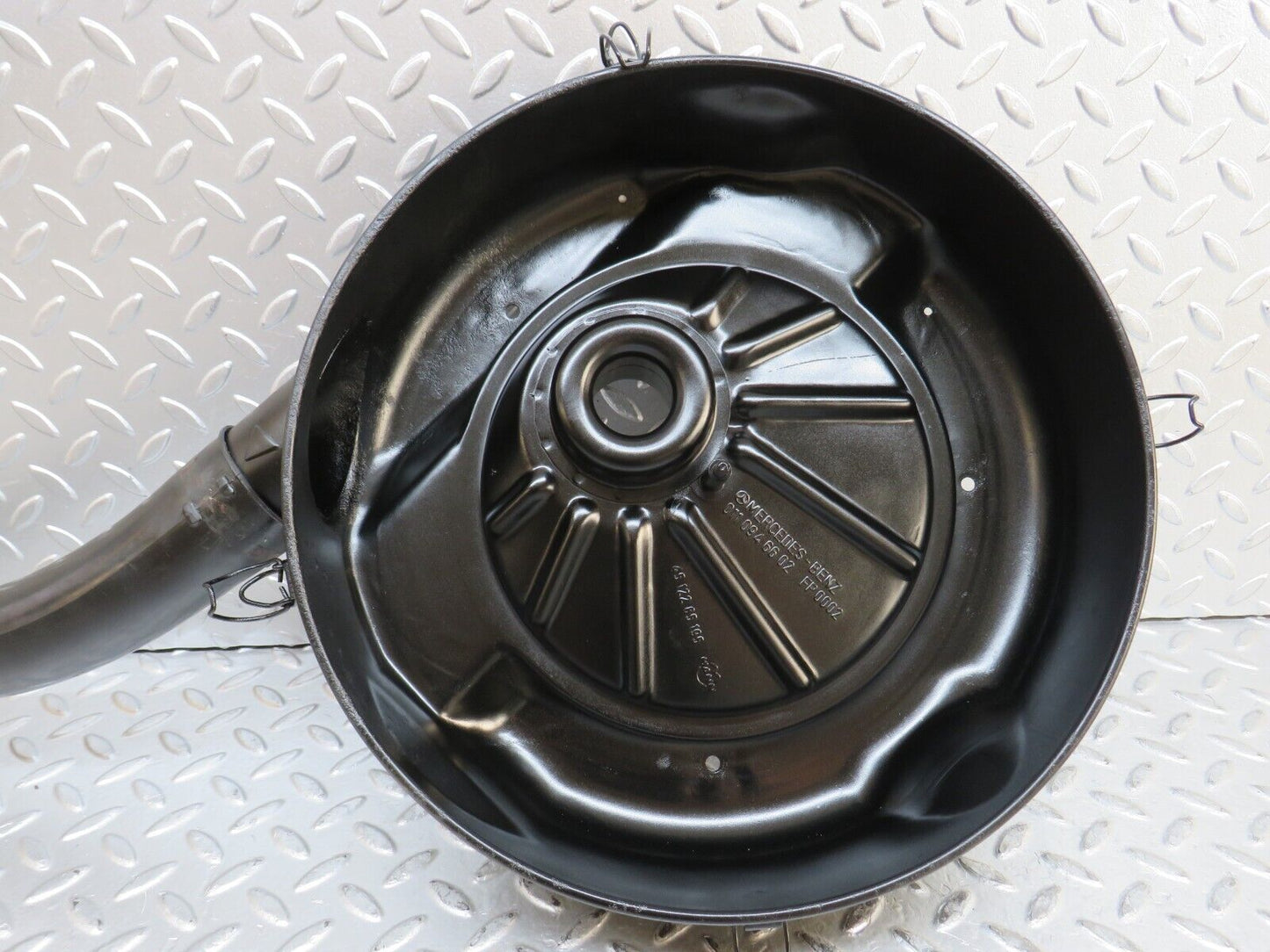 28419 Mercedes-Benz S123 240D Wagon Air Filter Box Housing 0110946602