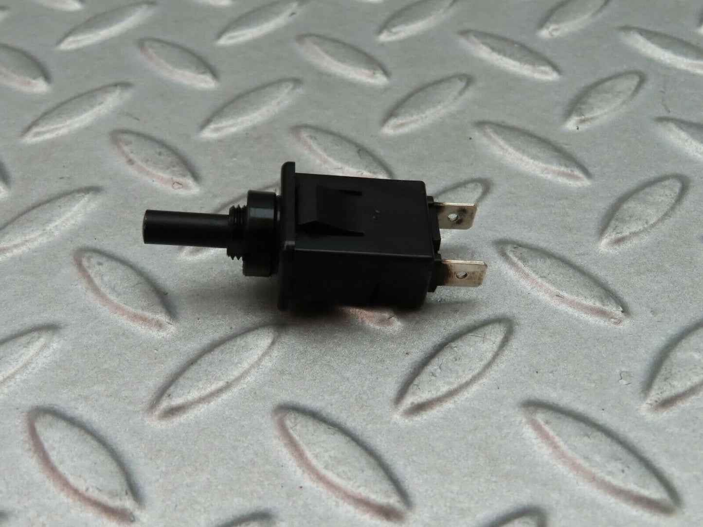 5760 Mercedes-Benz W123 200 Trunk Door Contact Switch 0008213152