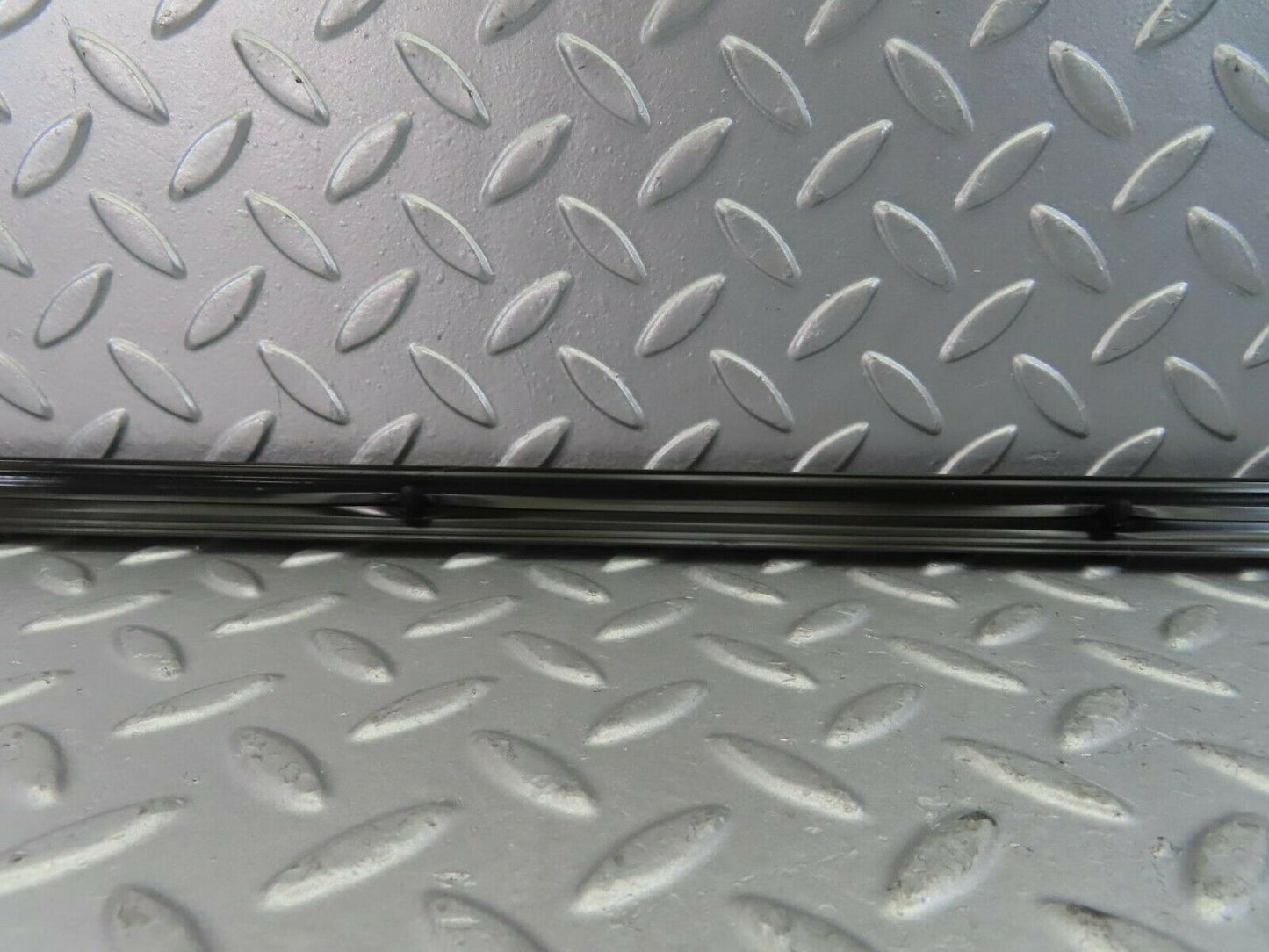 10275 Mercedes-Benz W123 Front Right Fender Centre Moulding Trim