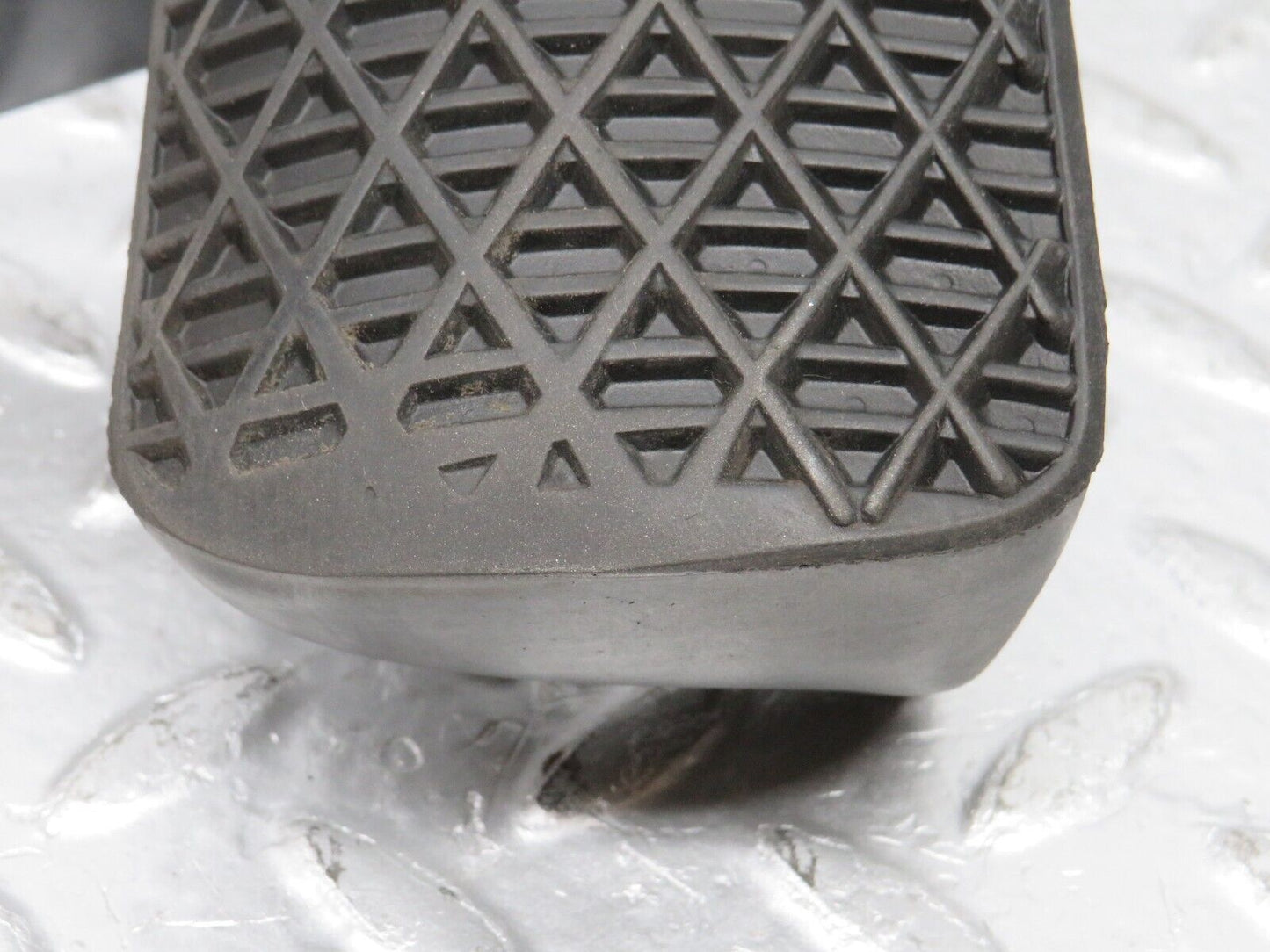 33427 Mercedes-Benz W202 C180 Brake Pedal With Rubber 1232910082