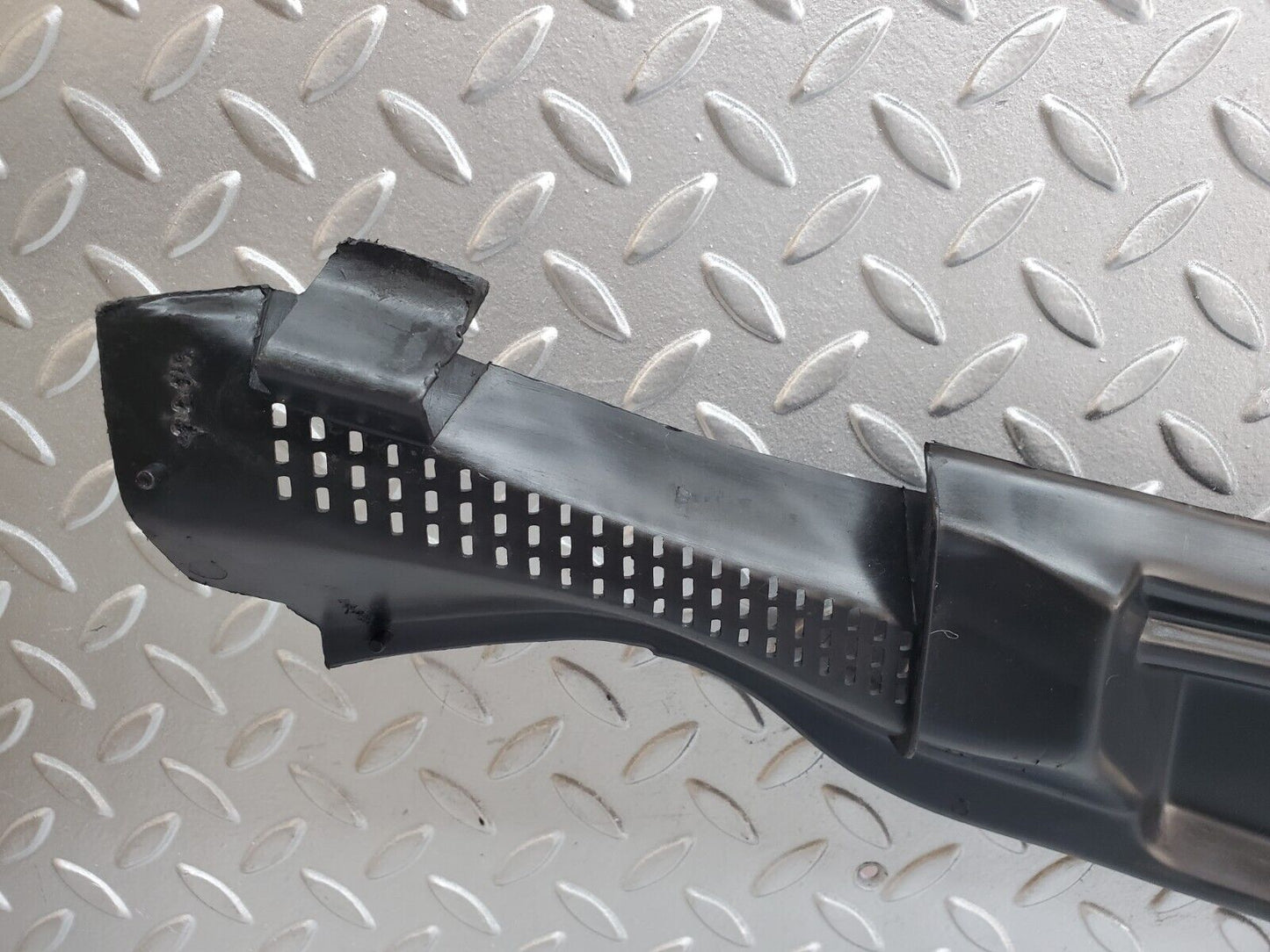 45707 Mercedes-Benz W126 420SE Windscreen Wiper Cover Grill 1268300413 1268300313