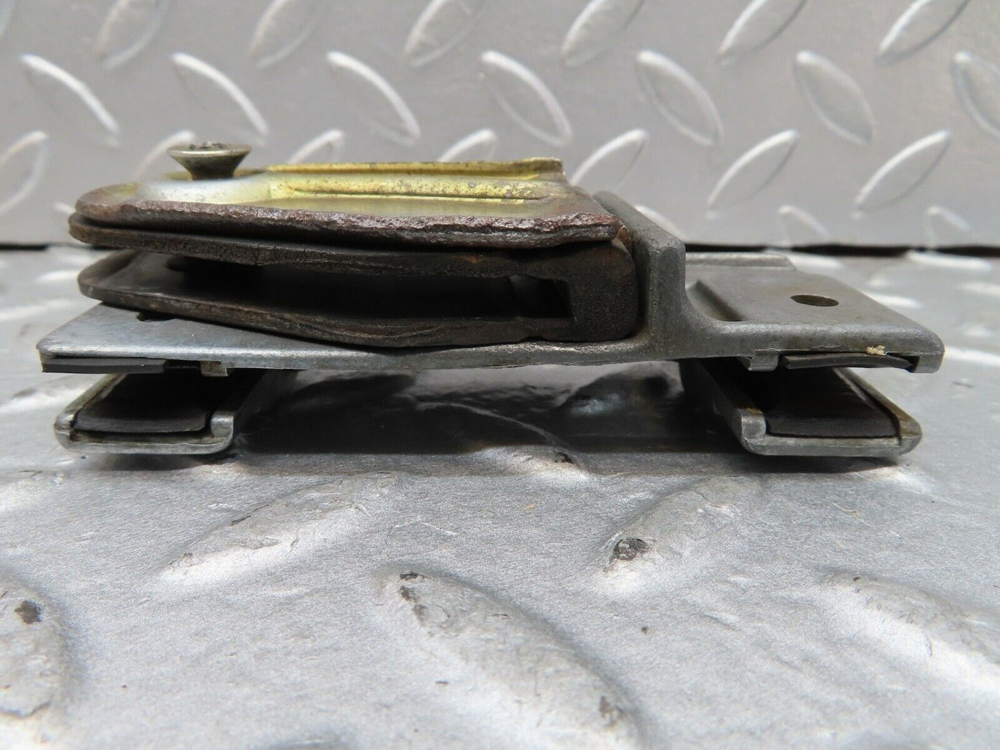 16928 Mercedes-Benz C123 280CE Coupe Door Glass Fixing Clip Left 1237250132