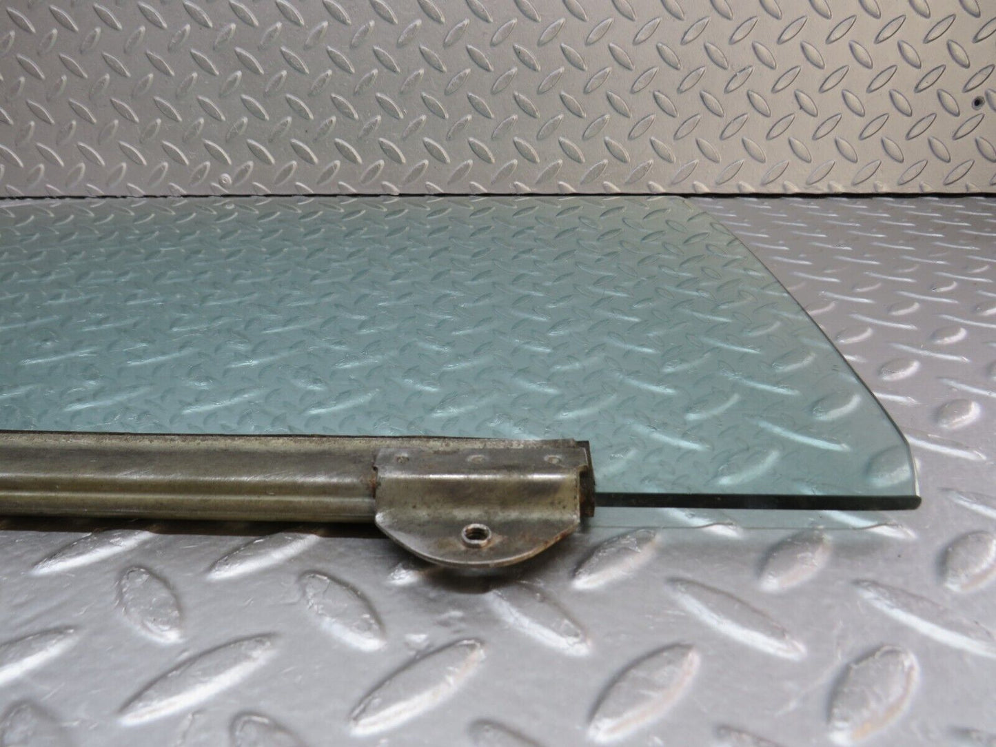 37514 Mercedes-Benz W109 300SEL Front Left Door Window Glass