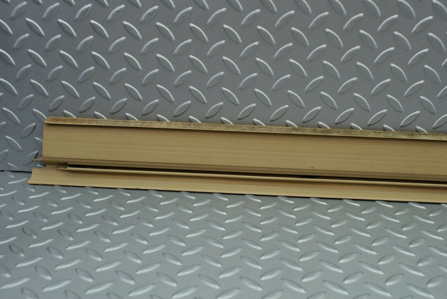 2882 Mercedes-Benz C123 280CE Coupe Front Right Door Sill Trim Beige