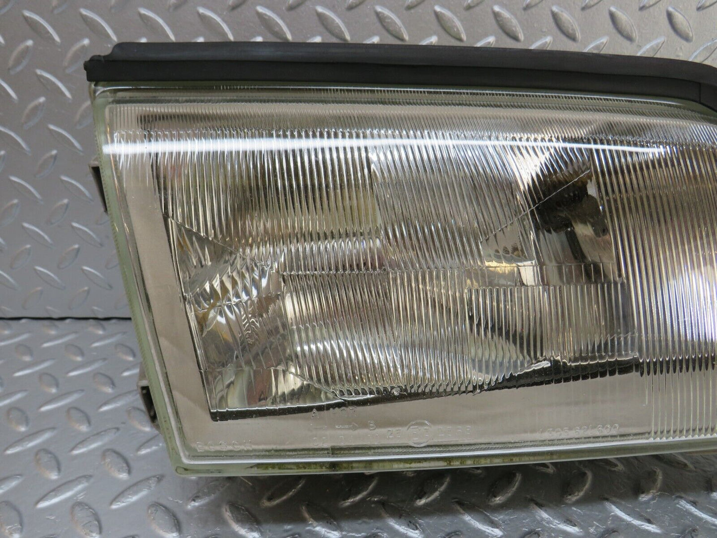 33224 Mercedes-Benz W202 C180 Headlight Bosch Right Side 0301036406 1305230153
