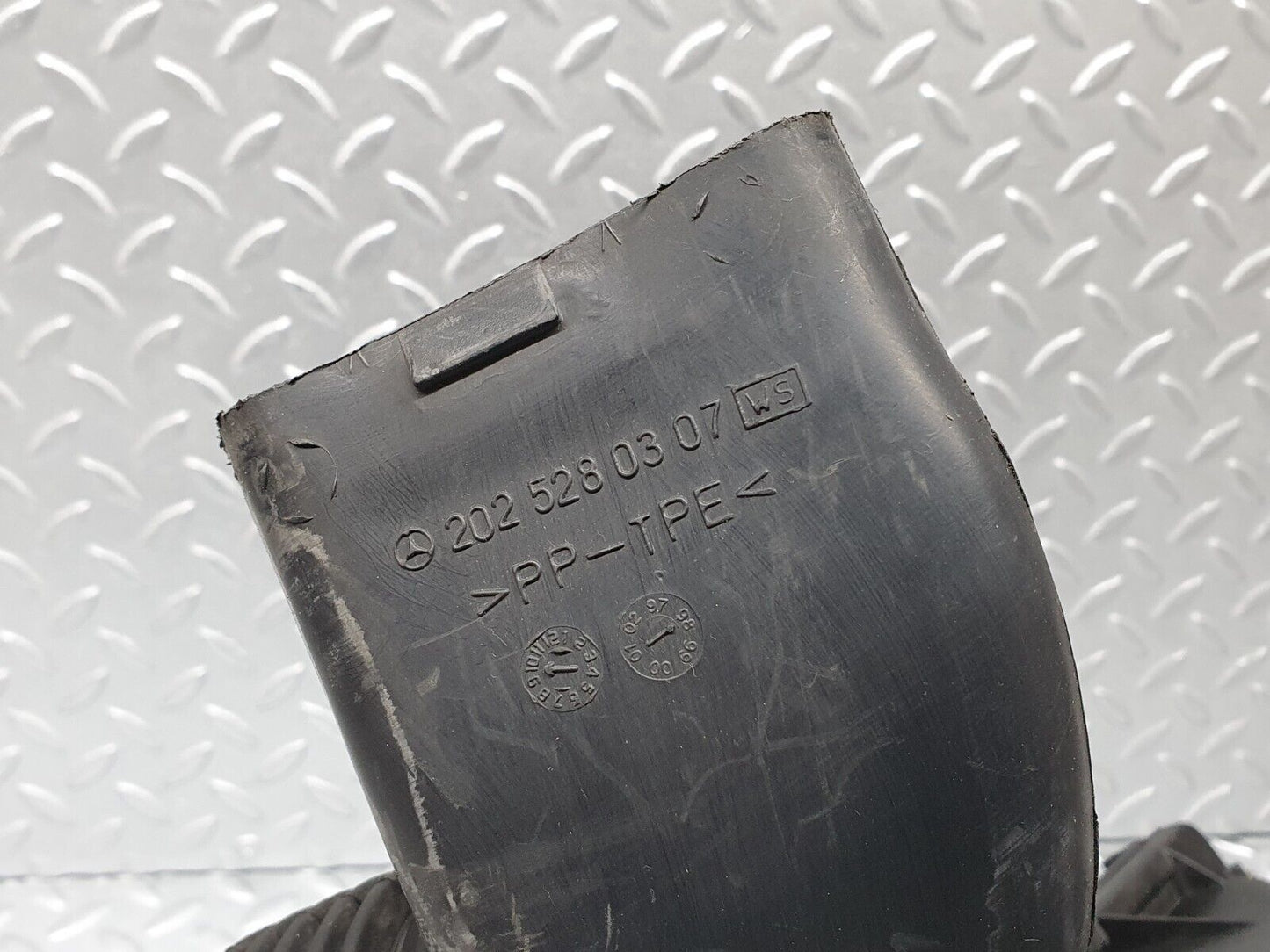 41814 Mercedes-Benz W202 C200 Air Filter Box Housing 1110900301
