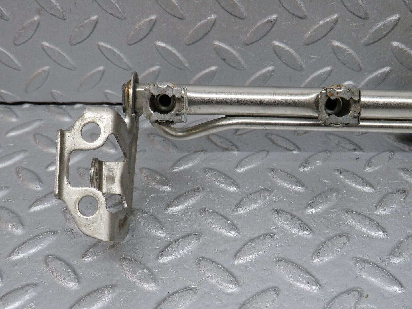 38566 Mercedes-Benz R129 280SL Coupe Fuel Injector Rail