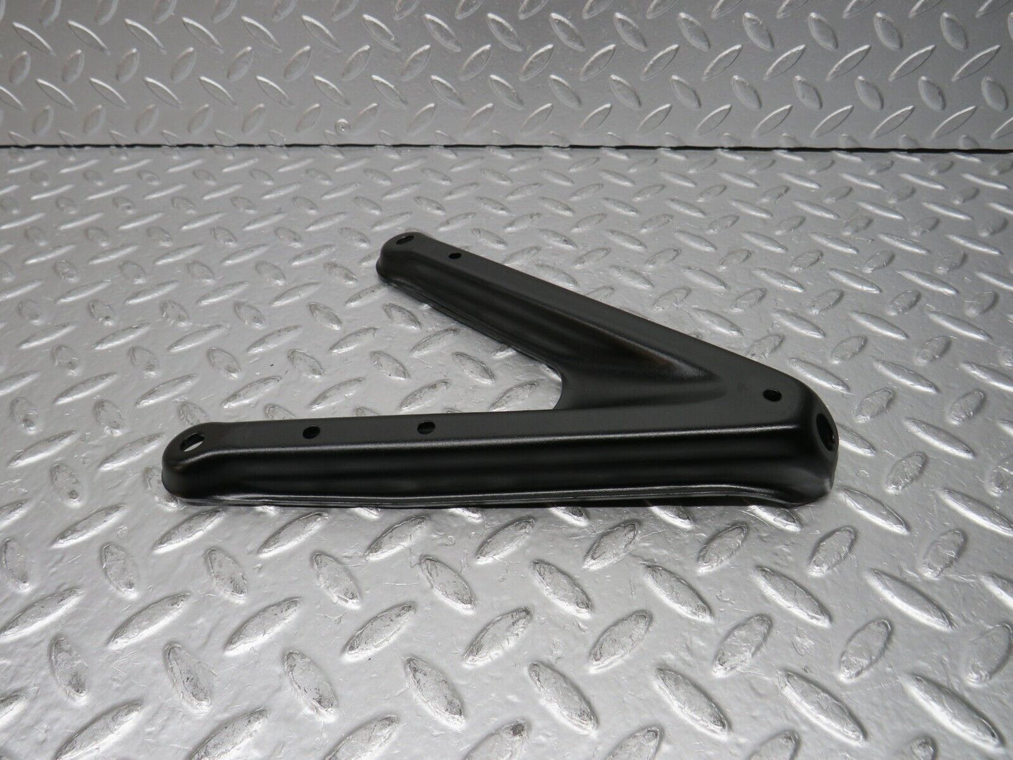 31472 Mercedes-Benz S124 220TE Wagon Air Intake Manifold Bracket
