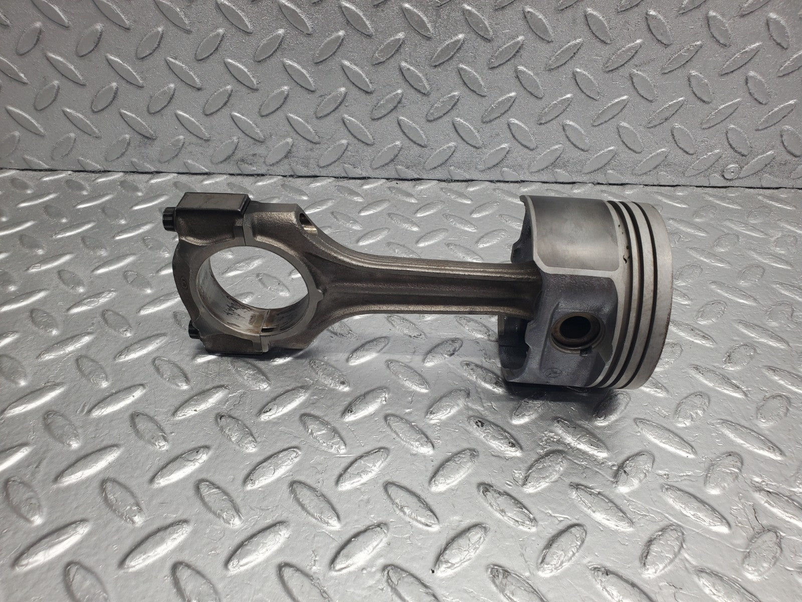 W124 Wagon piston with connecting rod used OEM