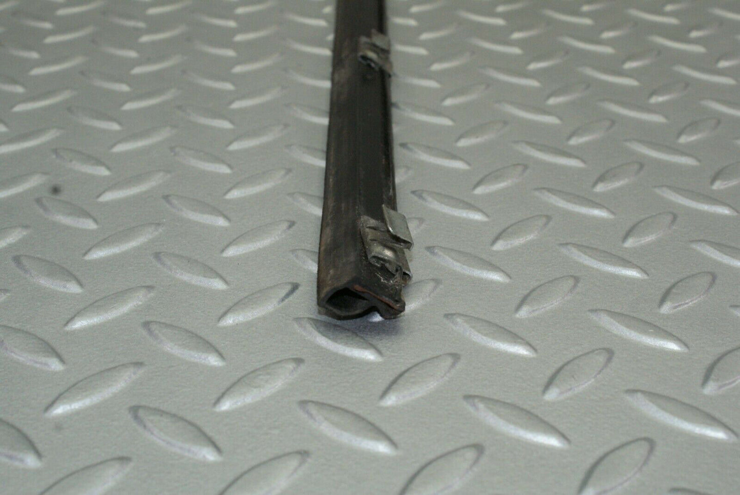 2648 Mercedes-Benz W116 350SE Glass Seal Trim Rubber Front Left