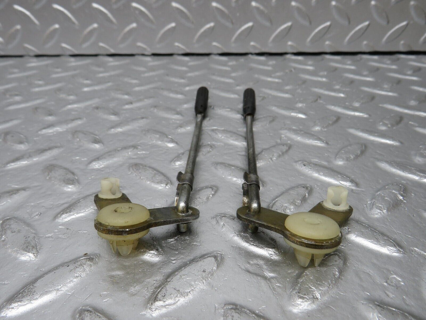 34356 Mercedes-Benz C126 380SEC Coupe Rear Door Lock Knob Pair