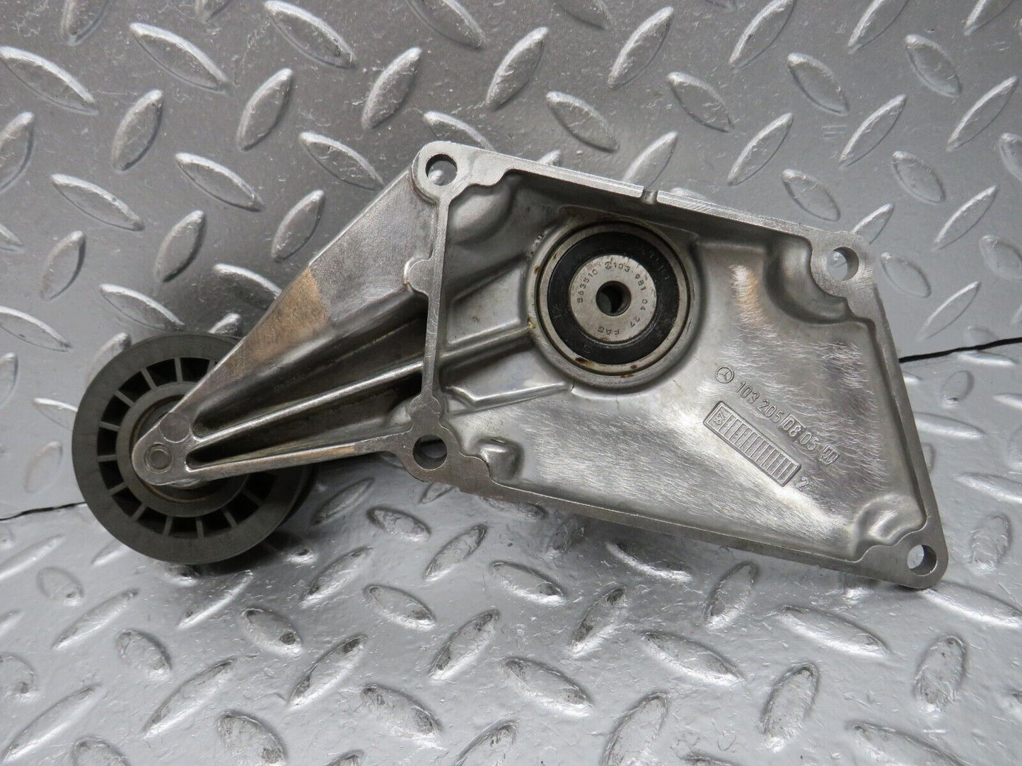 32626 Mercedes-Benz S124 300TE Engine Cooling Fan Clutch Bracket 1032050805