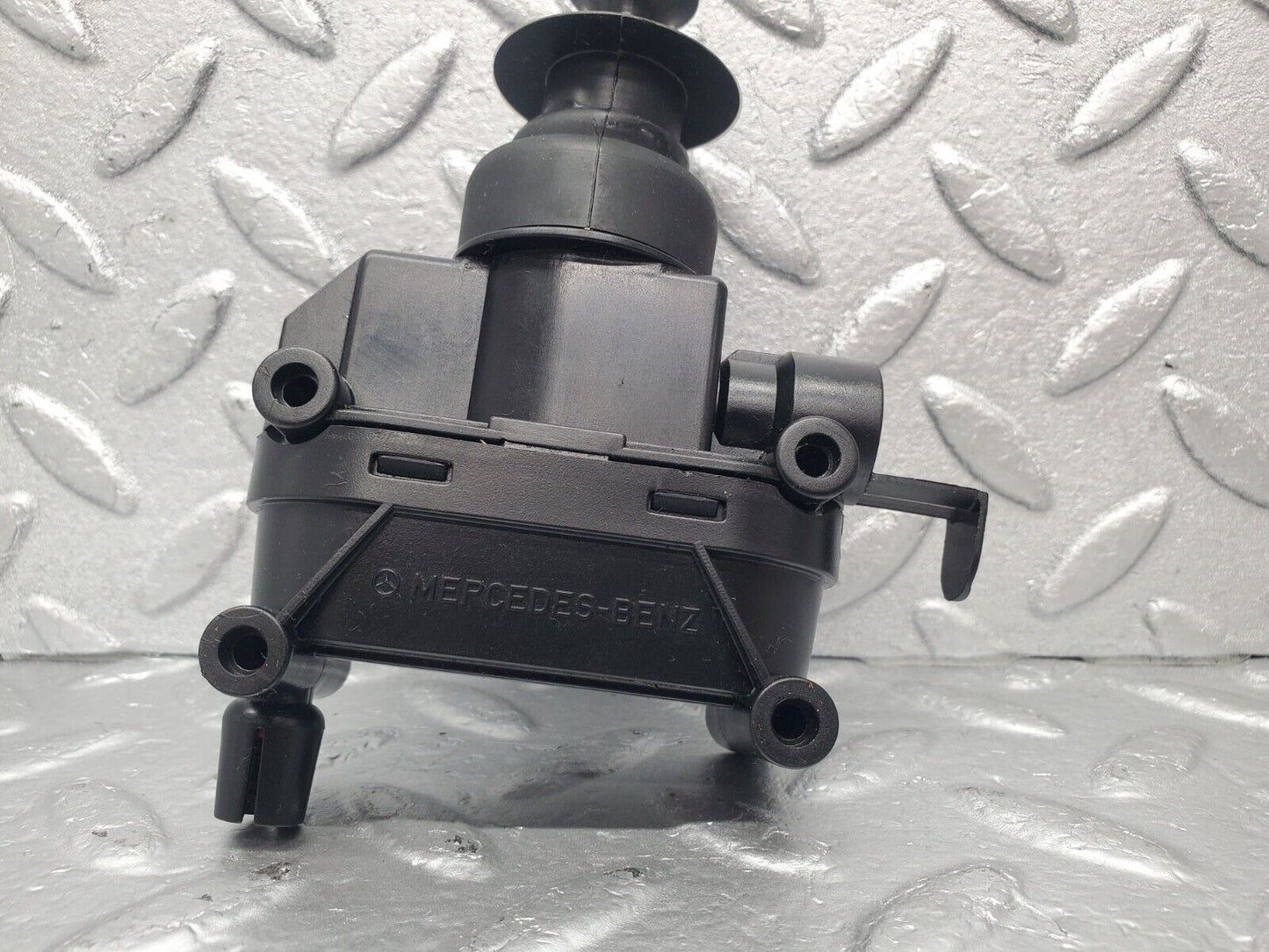 46146 Mercedes-Benz W124 Front Right Door Lock Vacuum Actuator