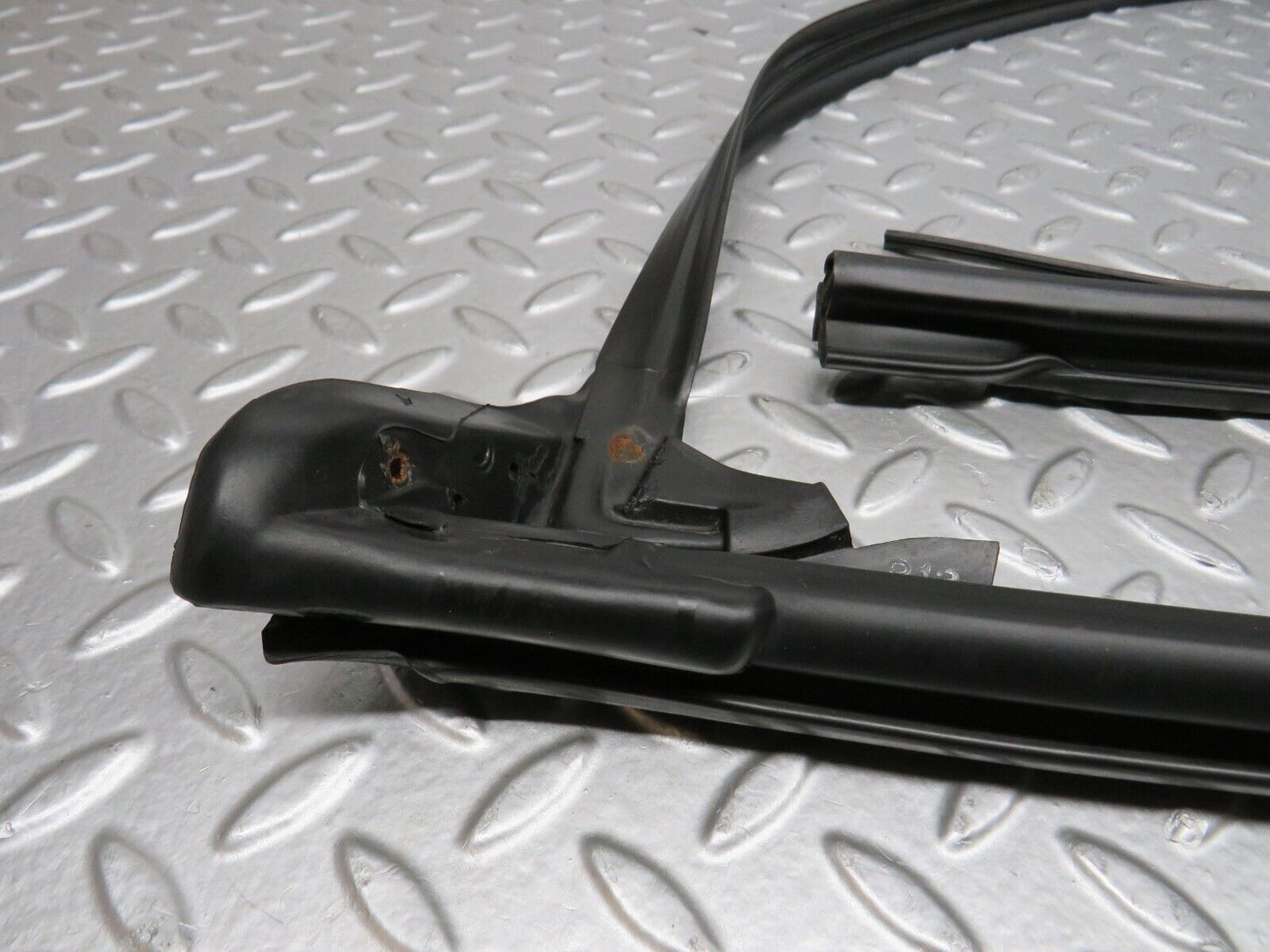 39677 Mercedes-Benz R129 320SL Coupe Front Windscreen Rubber Seal