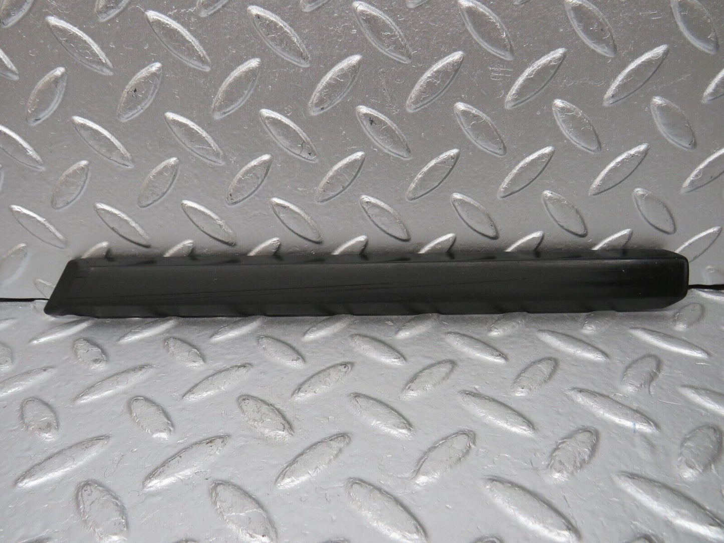 30780 Mercedes-Benz W201 190E 2.0L Front Right Fender Wing Centre Moulding Trim