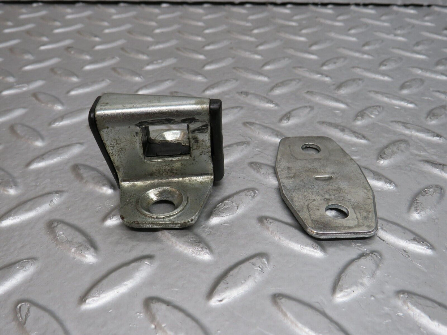 29572 Mercedes-Benz W124 230E Door Lock Latch