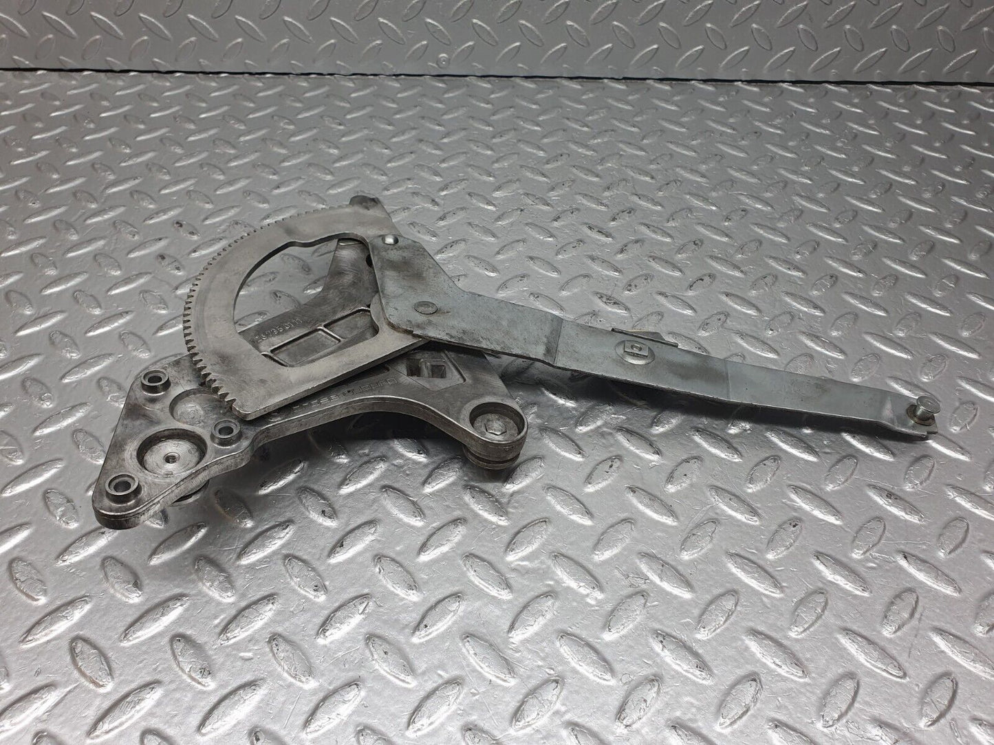40974 Mercedes-Benz W126 300SE Rear Left Door Window Regulator 1267350111