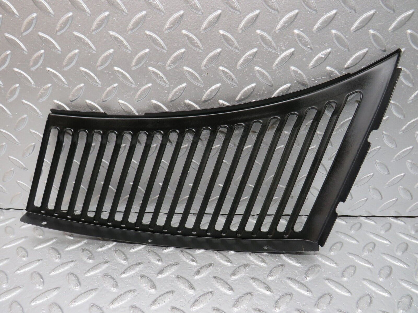 0837 Mercedes-Benz C107 350SLC Coupe Air Intake Grill Right Side