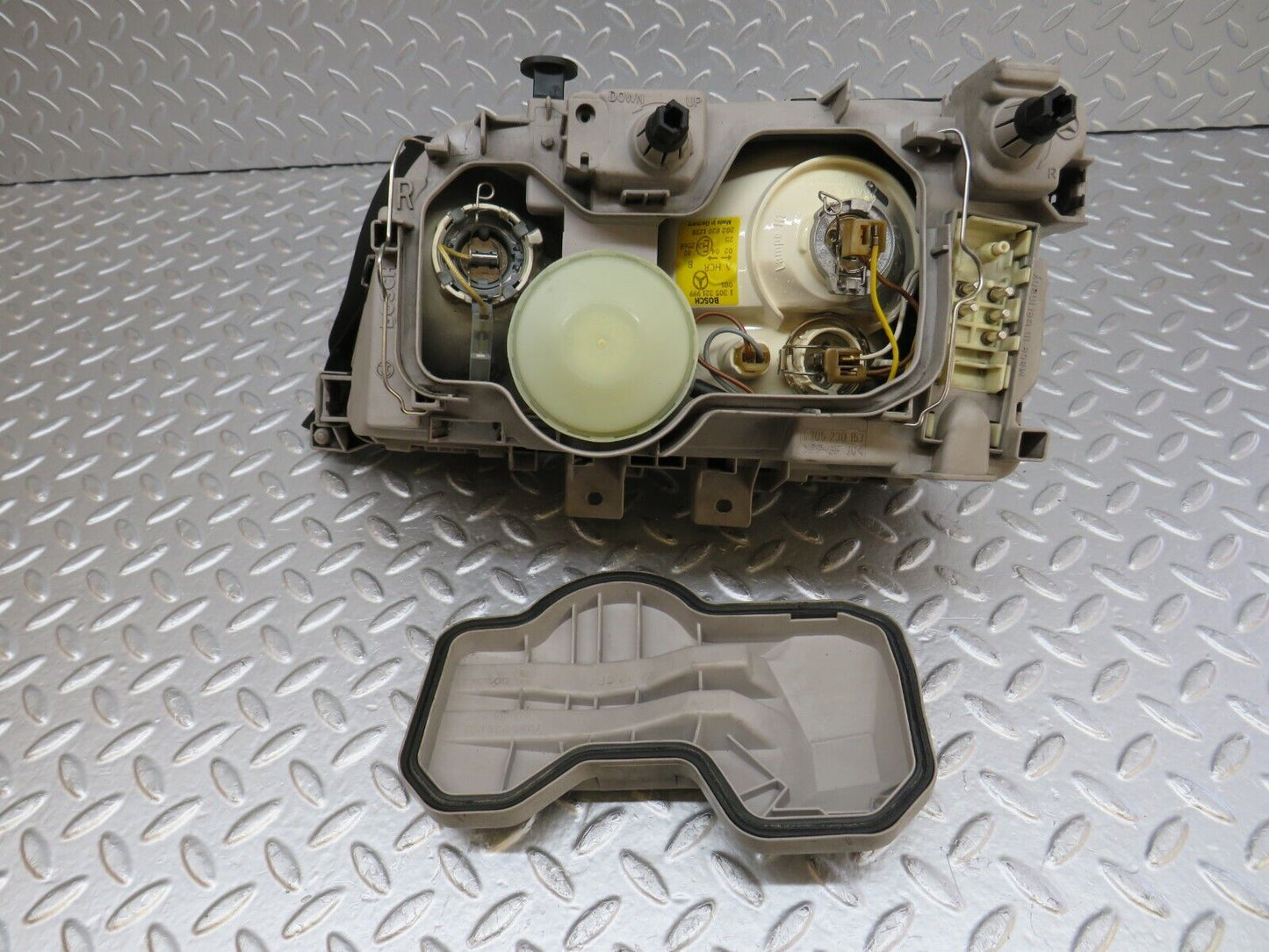 33224 Mercedes-Benz W202 C180 Headlight Bosch Right Side 0301036406 1305230153