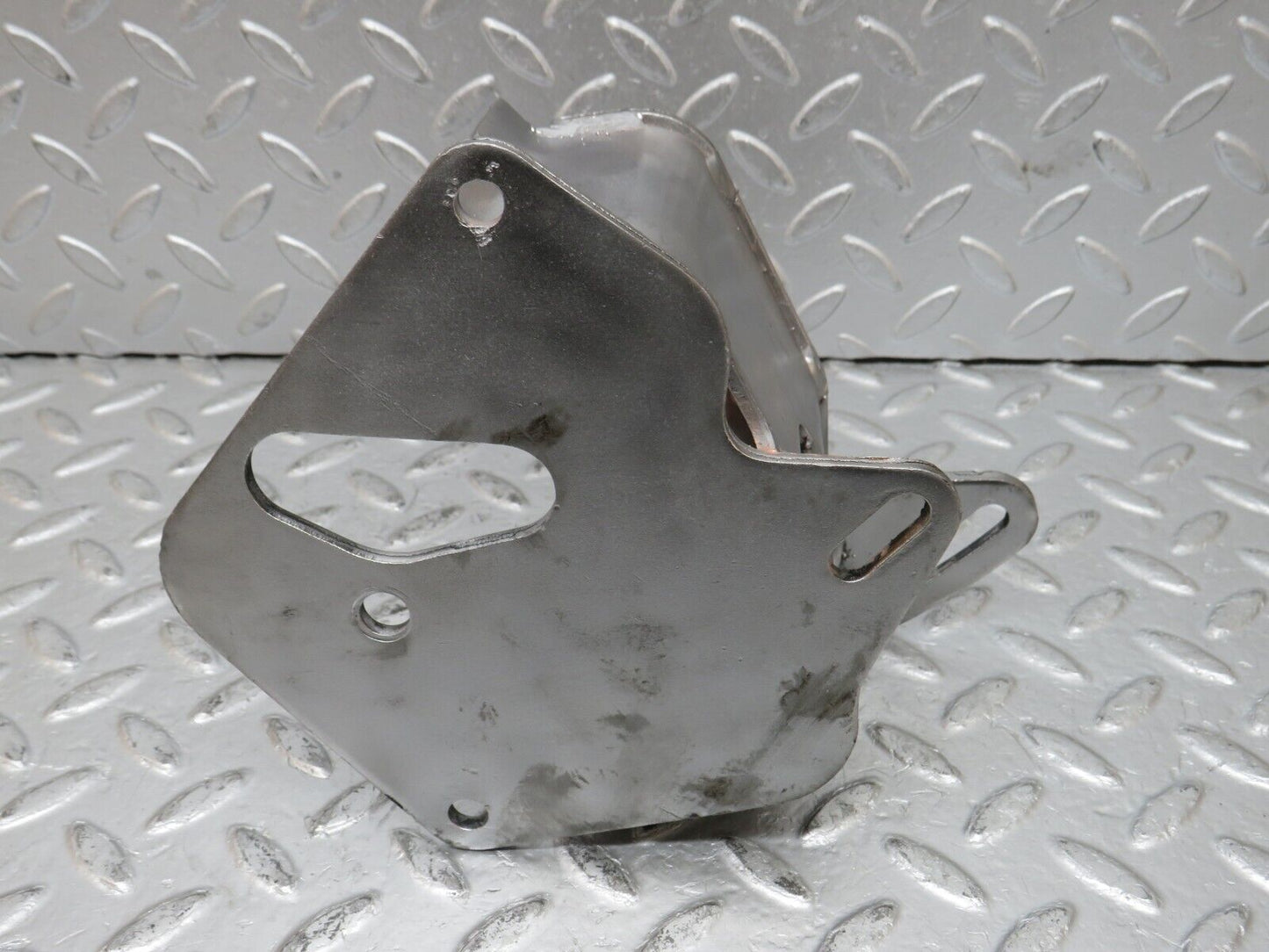 32850 Mercedes-Benz C107 R107 350 V8 Power Steering Pump Bracket