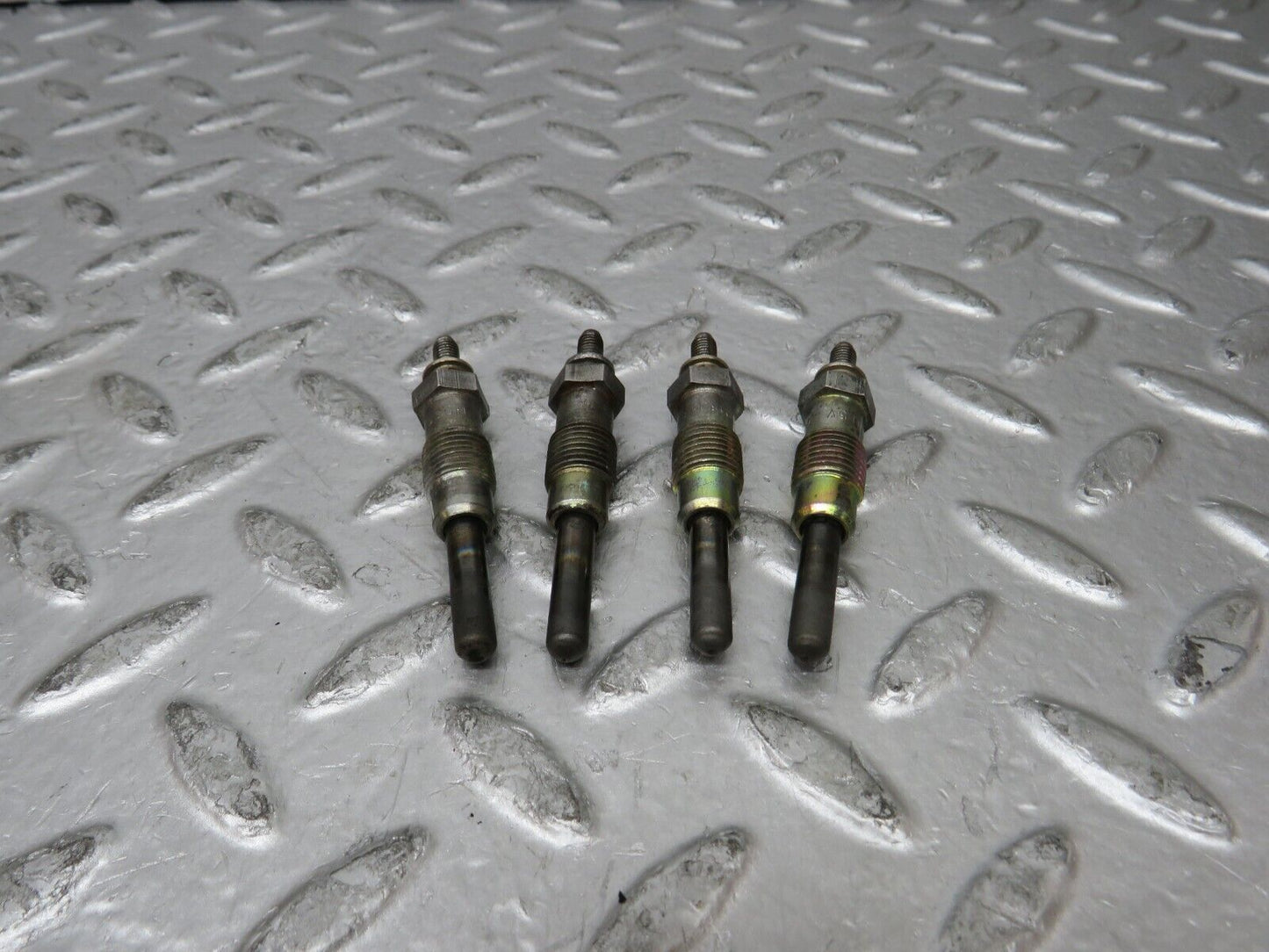 26996 Mercedes-Benz W123 240D Glow Plug Set Bosch