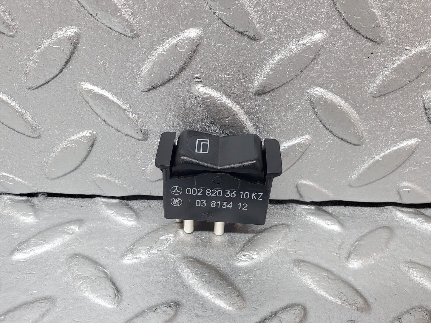44524 Mercedes-Benz W123 280E Rear Left Electric Window Switch 0028203610