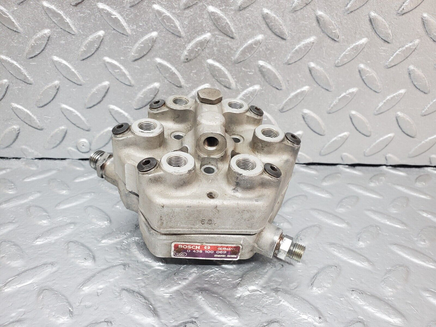 44284 Mercedes-Benz W123 280E Fuel Distributor Bosch 0438100069