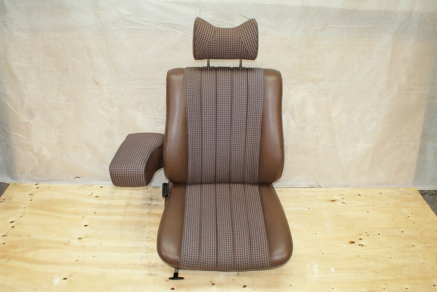 2497 Mercedes-Benz W116 350SE Passenger Seat Left Side 1169101250