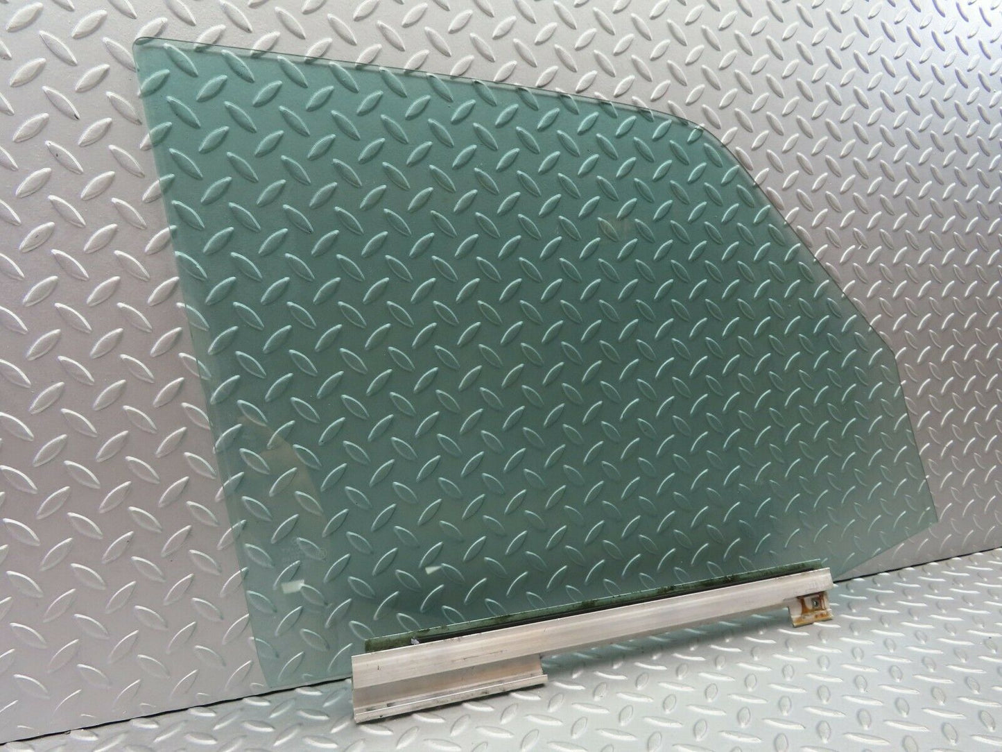 6314 Mercedes-Benz W126 380SE Front Left Door Window Glass