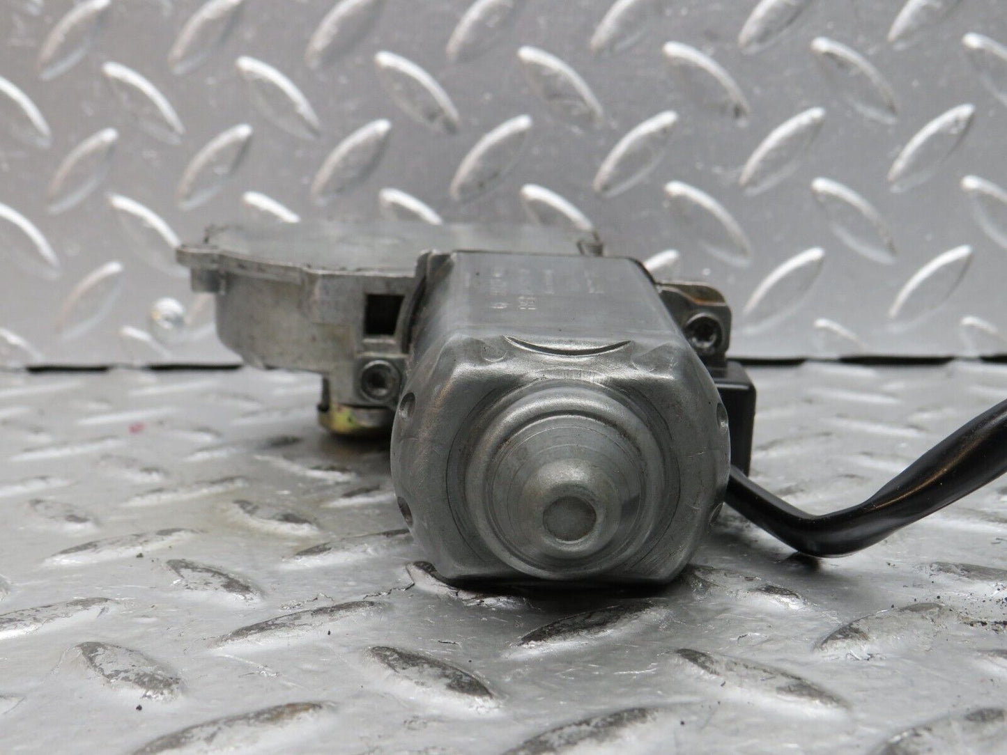 27664 Mercedes-Benz S124 300TE Window Regulator Motor Left Bosch 0130821284