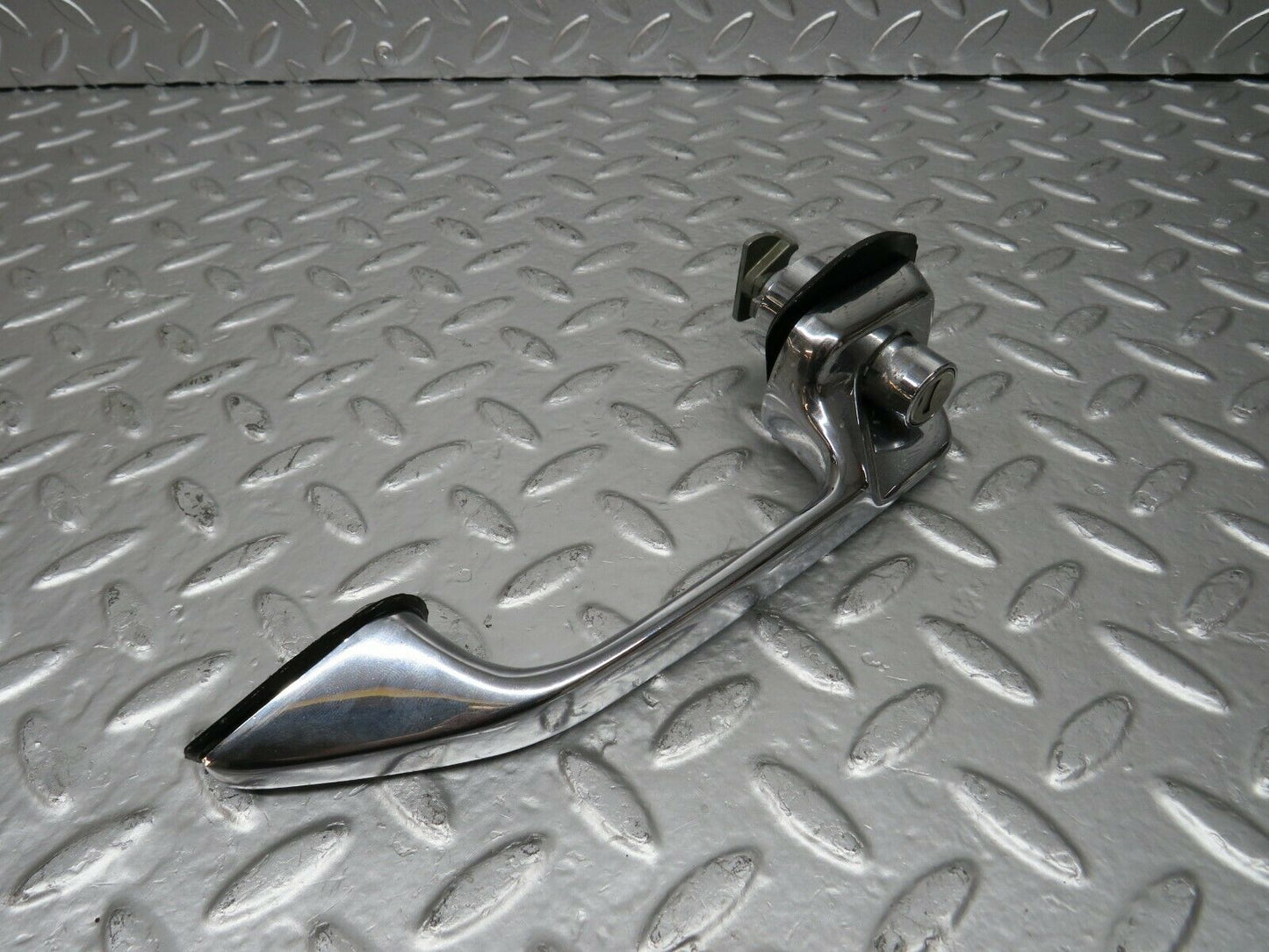 24457 Mercedes-Benz W108 Door Handle Front Right No Key 1087661401