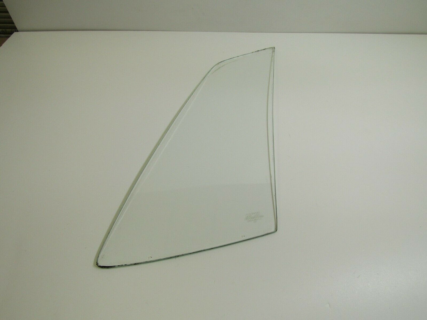 1133 Mercedes-Benz C107 350SLC Coupe Side Window Flap Right Rear Clear