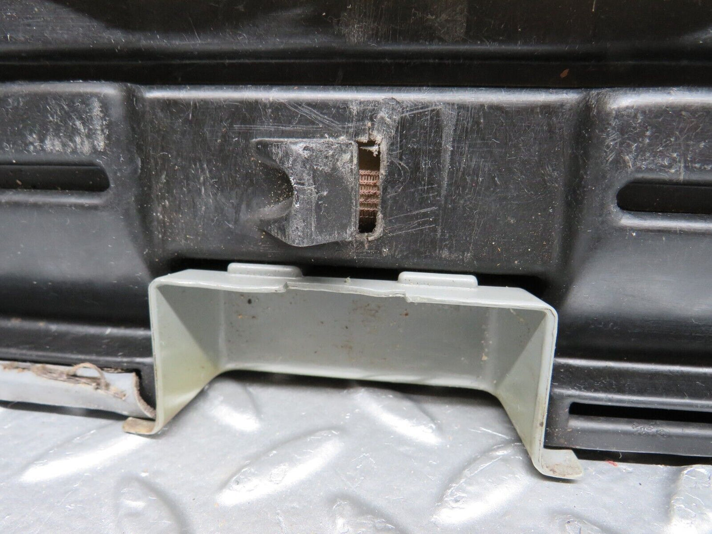31500 Mercedes-Benz S124 220TE Wagon Third Seat Bench 1249300194