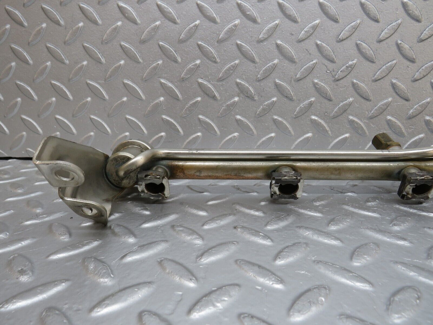 38079 Mercedes-Benz A124 320E Cabriolet Fuel Injector Rail