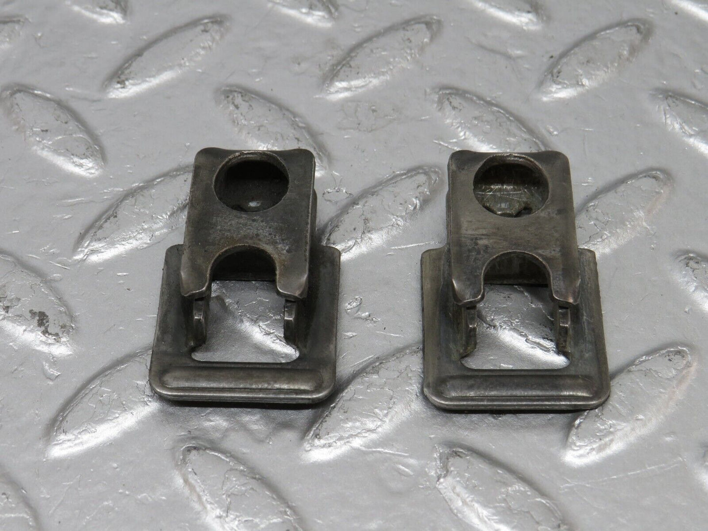 34131 Mercedes-Benz W124 260E Fuel Injector Bracket 2x