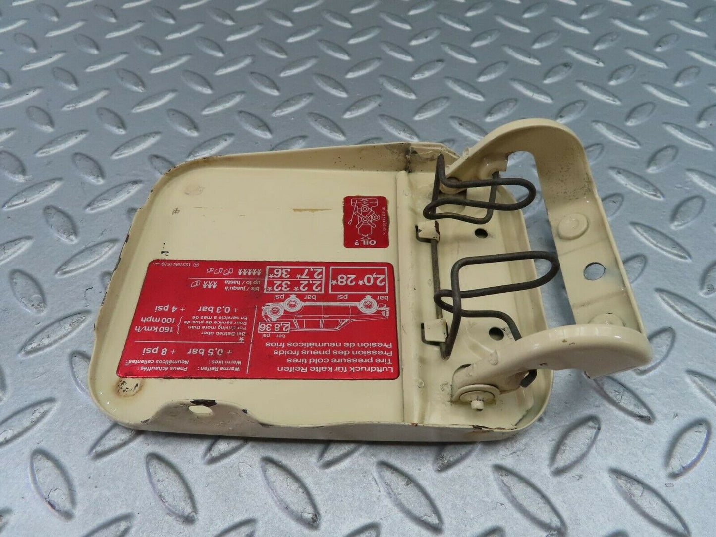 7712 Mercedes-Benz S123 230TE Wagon Fuel Tank Flap Cap 1235841639