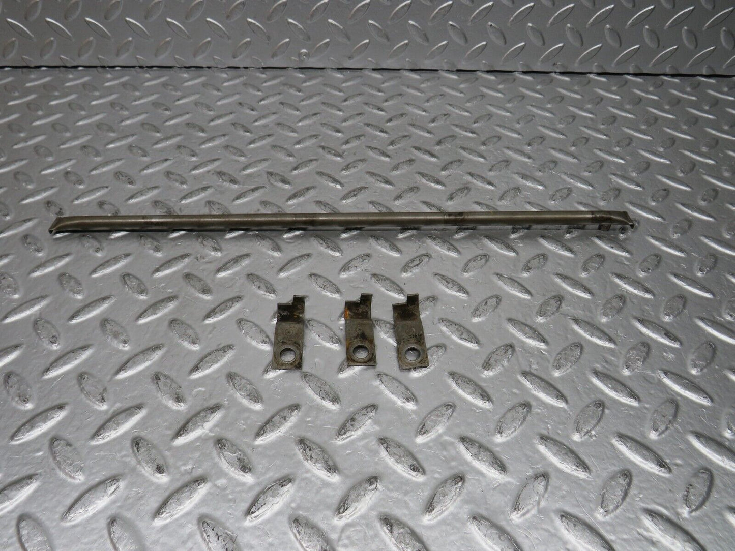 29941 Mercedes-Benz W123 230E Camshaft Oil Tube