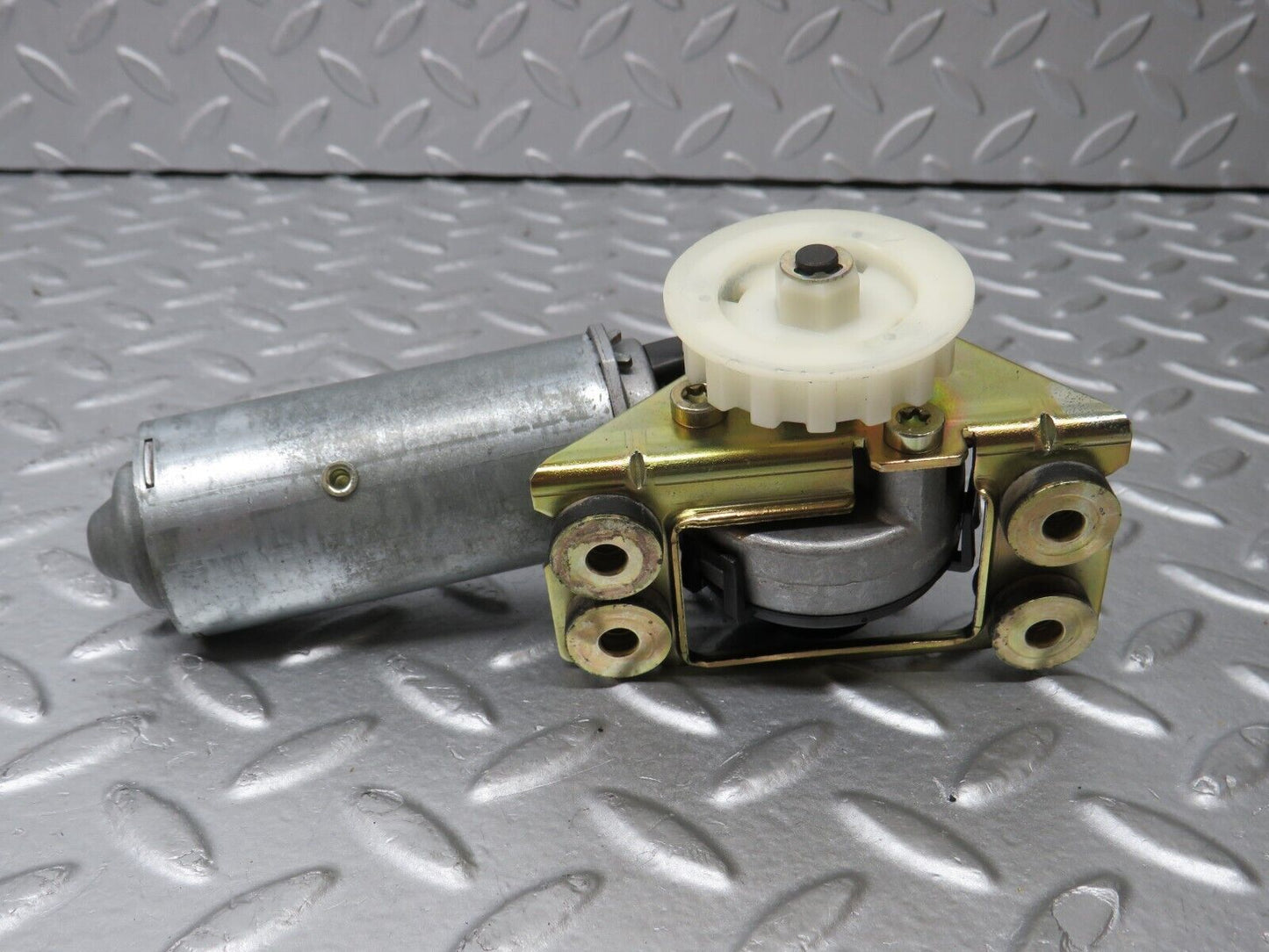36821 Mercedes-Benz R129 300SL-24 Front Right Seat Adjustment Motor Bosch 1298202442 0390206656